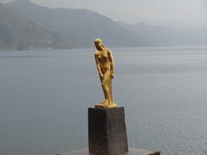 田沢湖のたつこの像